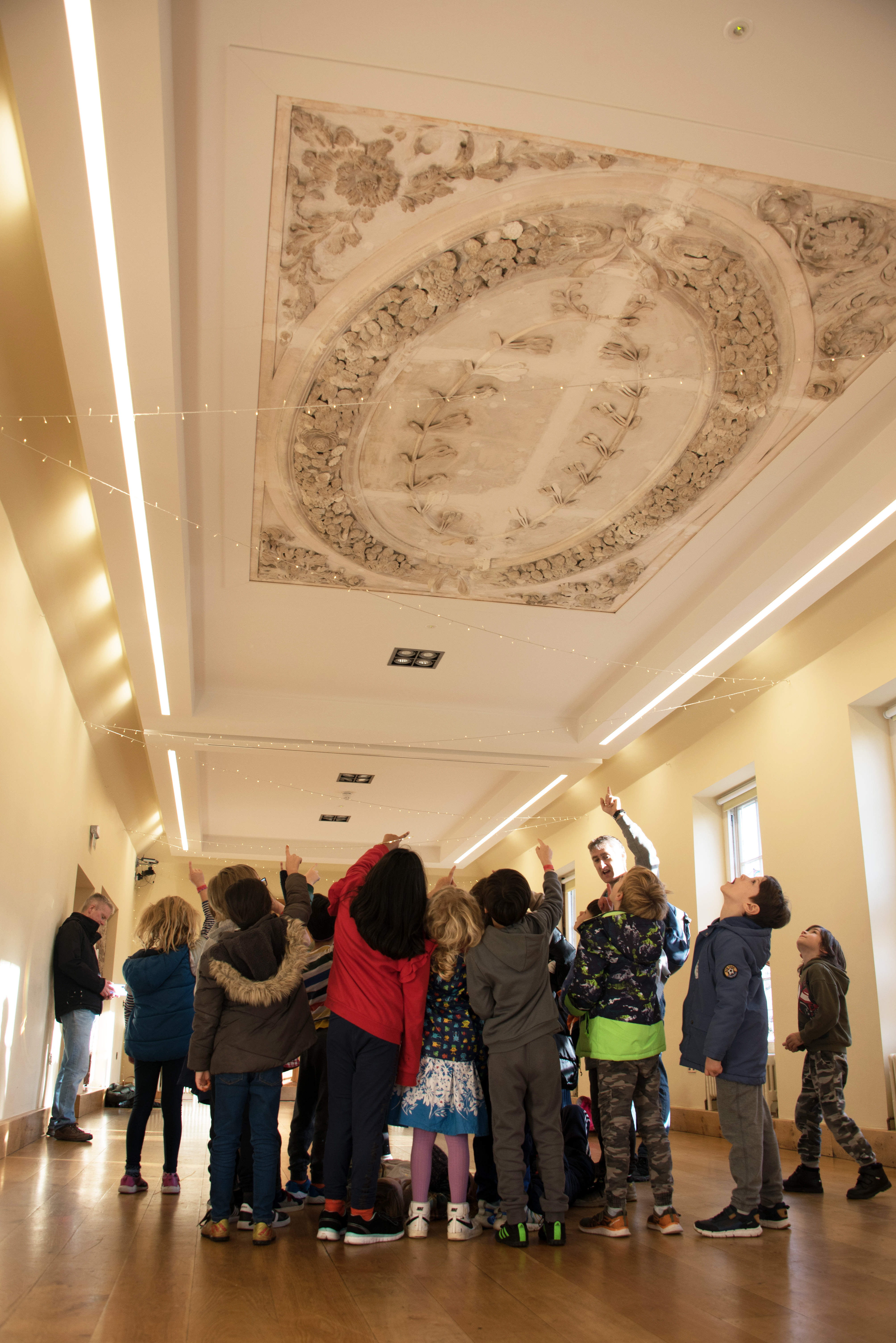 Children trying to find the frog in the ceiling