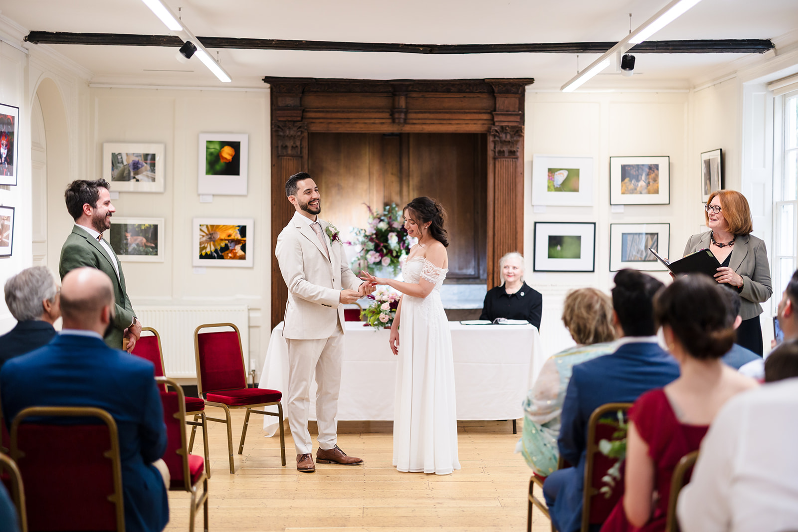 Exchanging rings in the Lower Gallery  Credit: Gabriel Popa