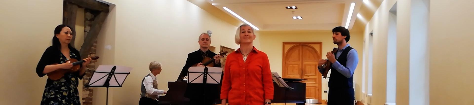 3 singers and a pianist spread around the Long Gallery