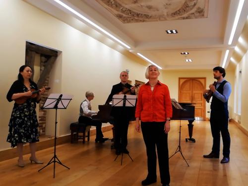 3 singers and a pianist spread around the Long Gallery