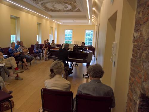 pianist at end of Long Gallery