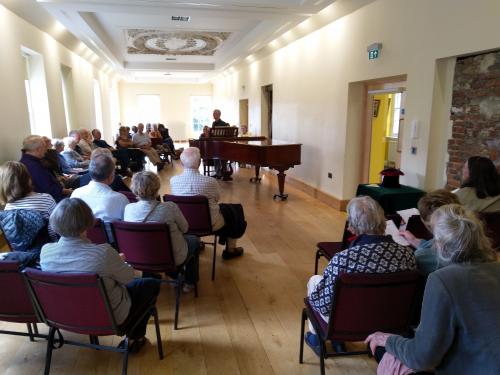 pianist in long gallery