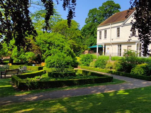 Knot Garden and Lauderdale House 