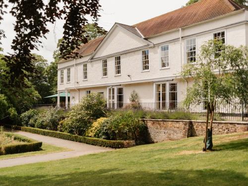 image of Lauderdale House from the knot garden credit Claire Wakefield